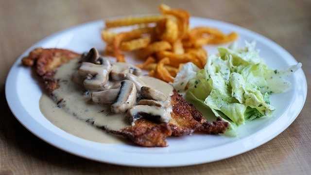 沸騰ワード 志麻さんの 鶏肉のキノコ包み のレシピ 作り方を紹介 Sherry 富永愛の前で絶品料理を披露 東京カフェ